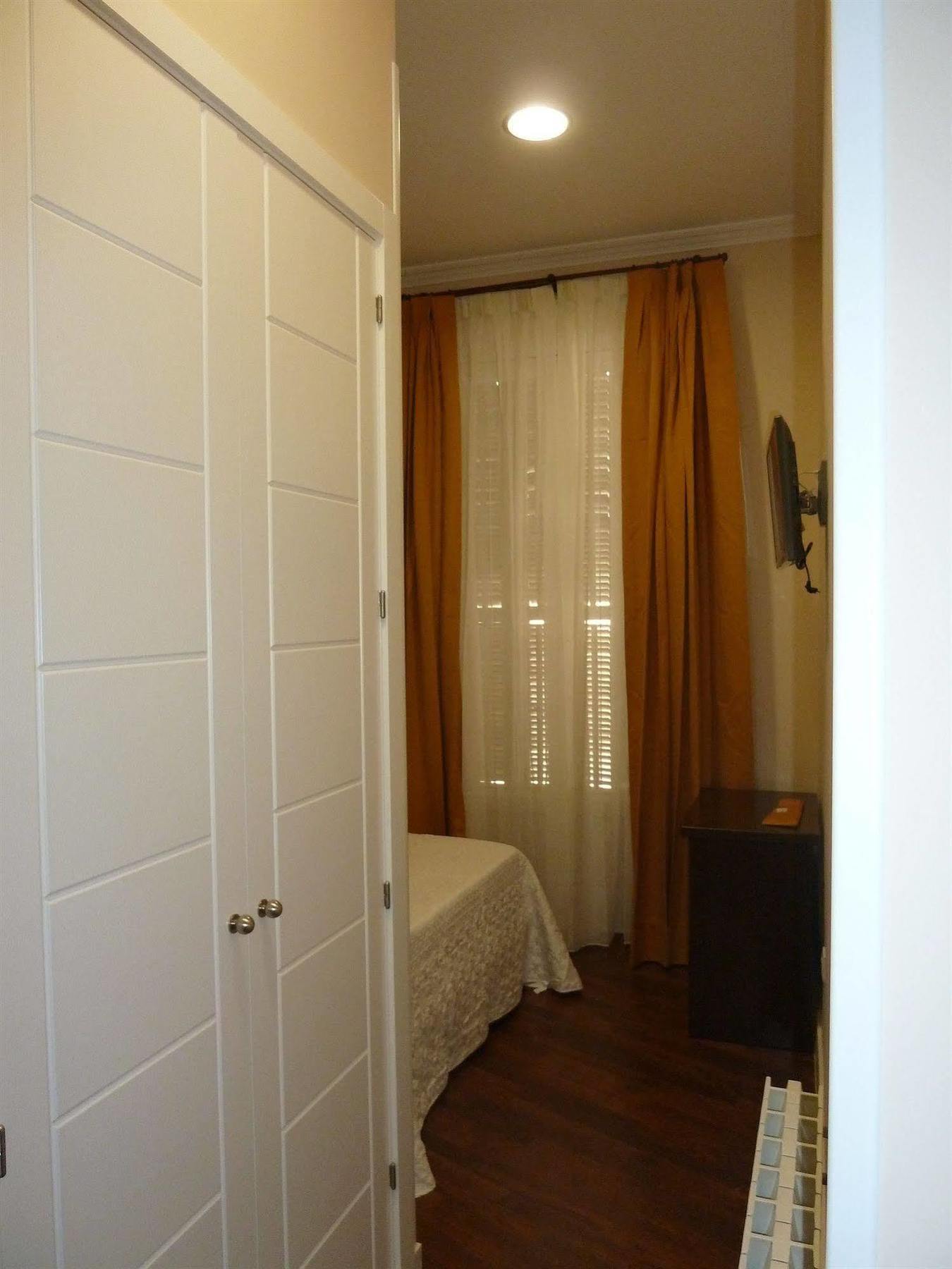 Hostal Mayor Madrid Bagian luar foto