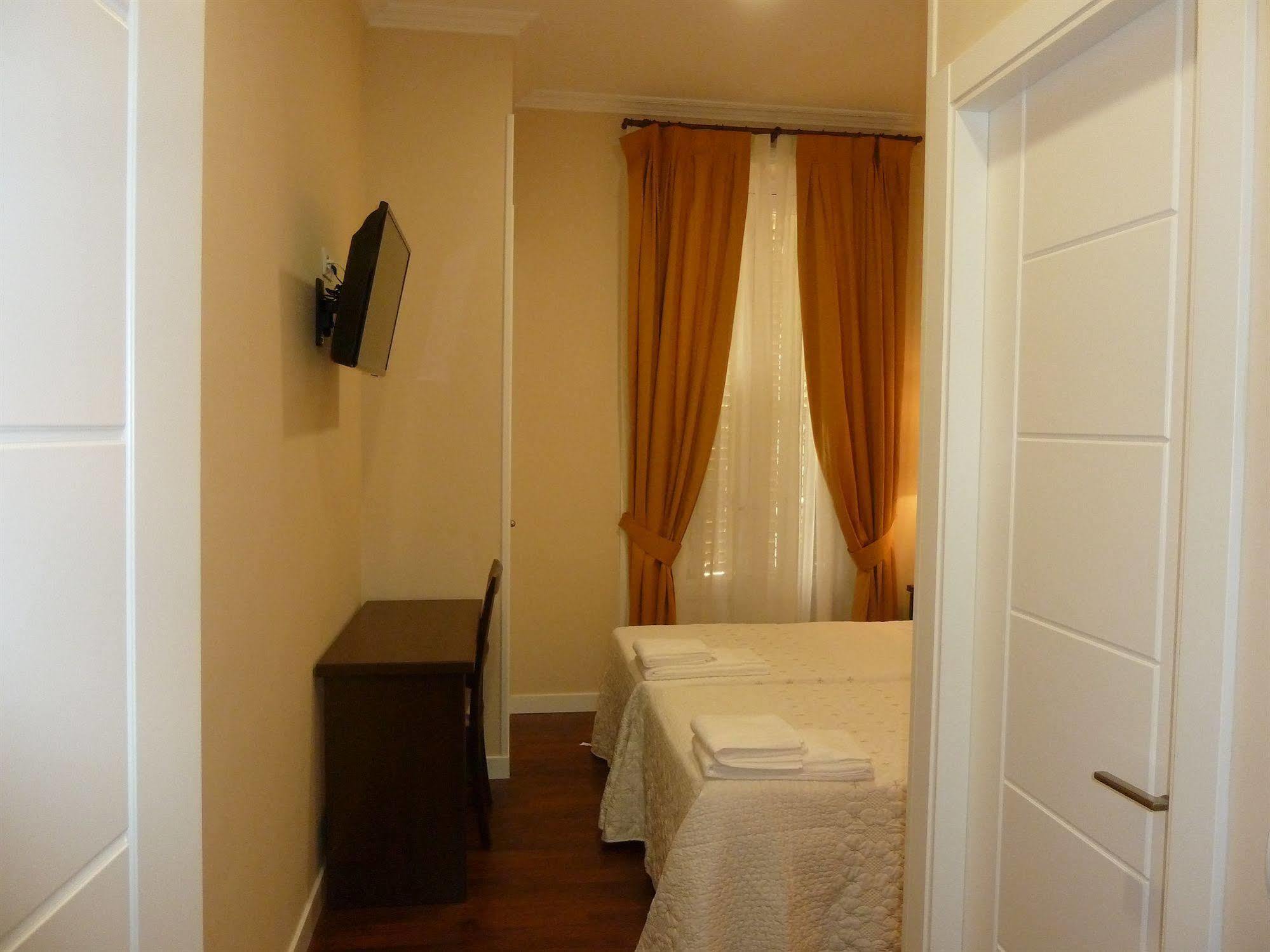 Hostal Mayor Madrid Bagian luar foto