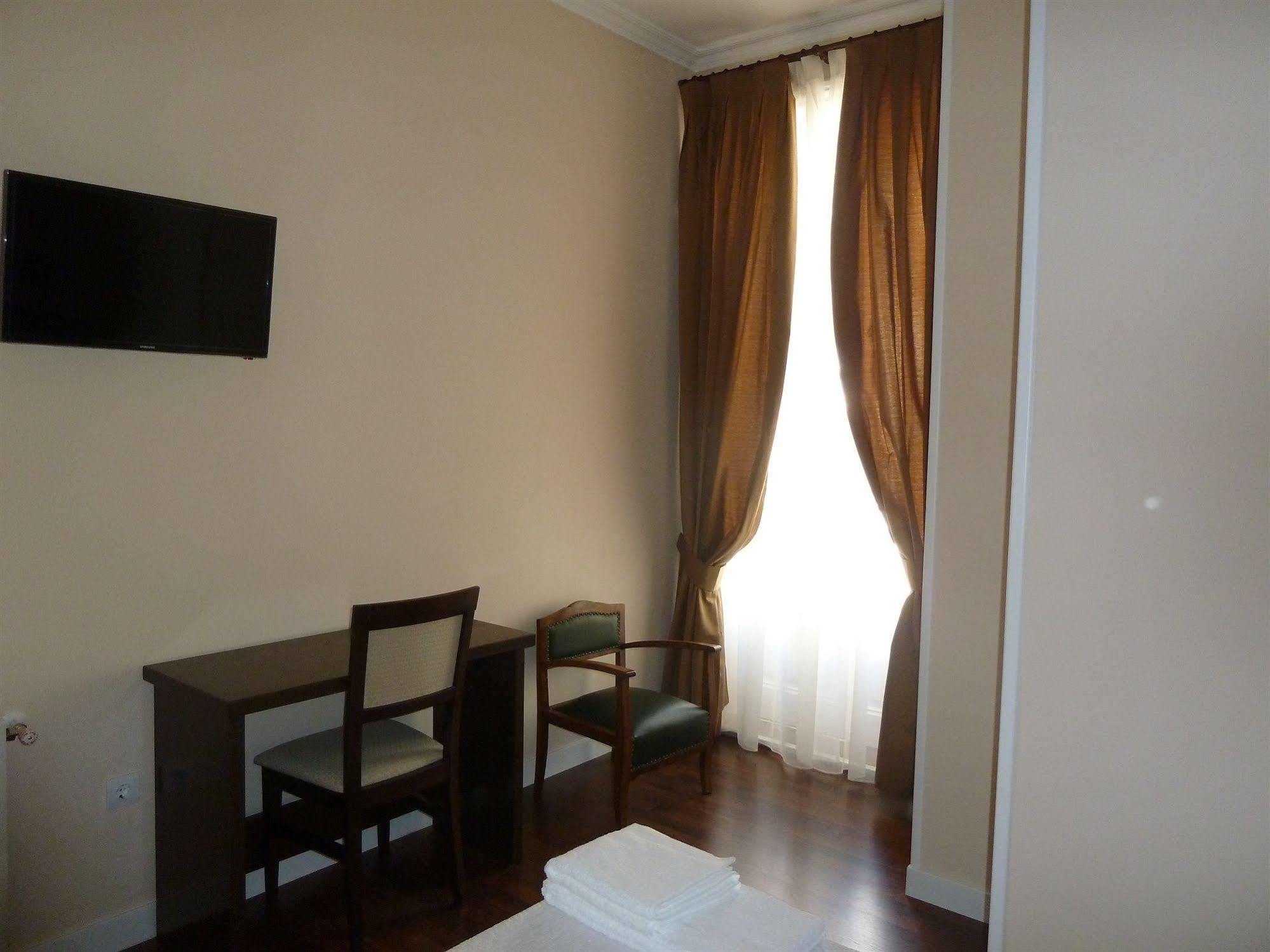 Hostal Mayor Madrid Bagian luar foto